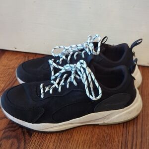 Columbia Woman's Black and White WATERPROOF Sneakers